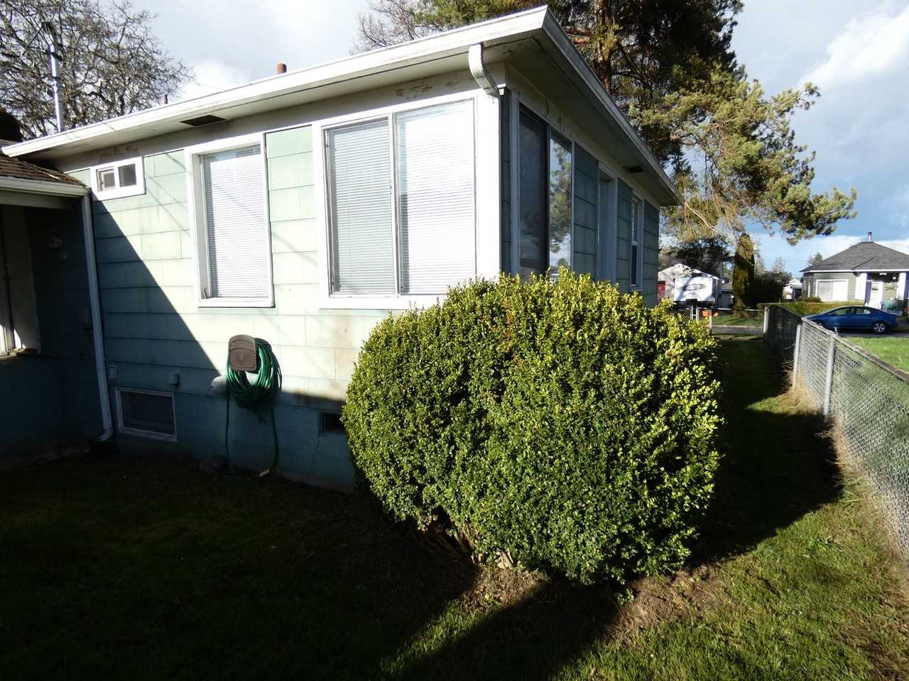 822 E 7th St - Photo 2 of 25