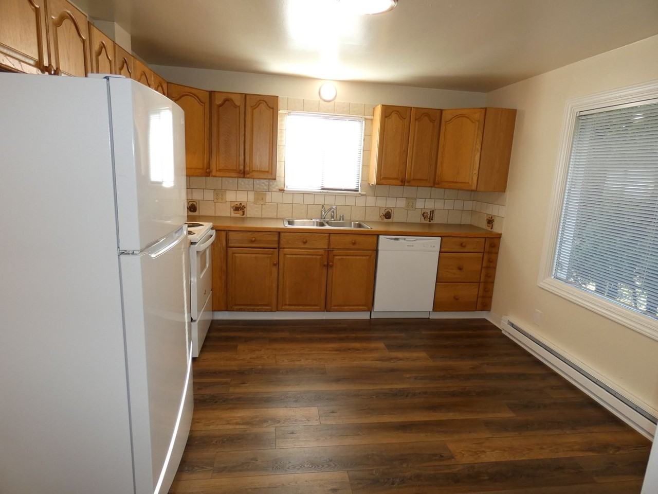 822 E 7th St - Photo 7 of 25