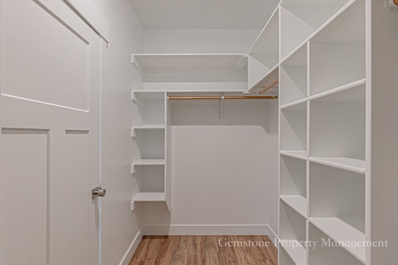 547 Tiller Ave - Photo 6 of 13