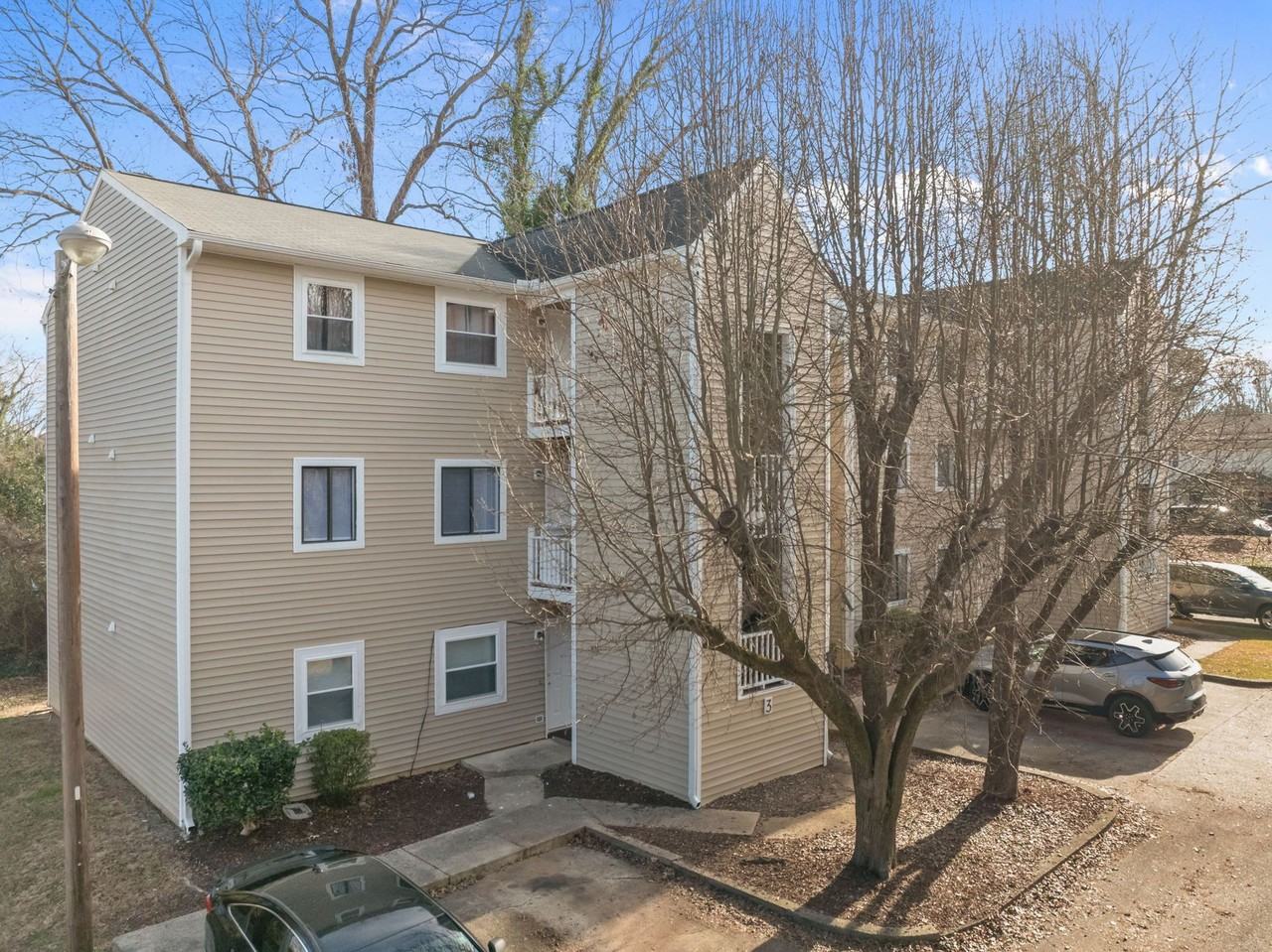 Lovely Two Bedroom One Bath Apartment. - Photo 2 of 31