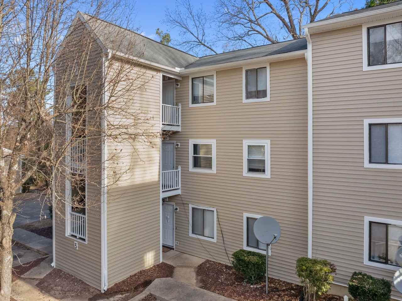 Lovely Two Bedroom One Bath Apartment. - Photo 3 of 31