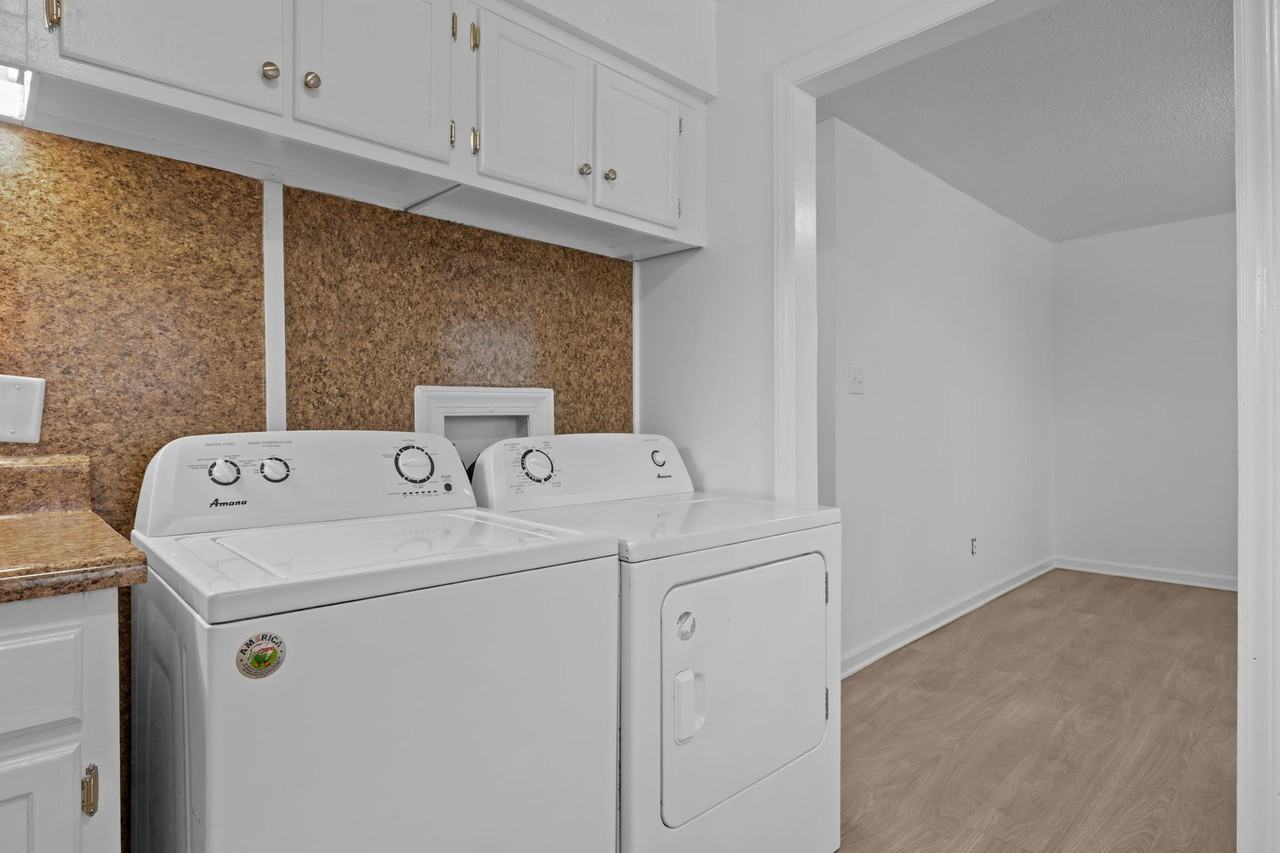 Lovely Two Bedroom One Bath Apartment. - Photo 3 of 31