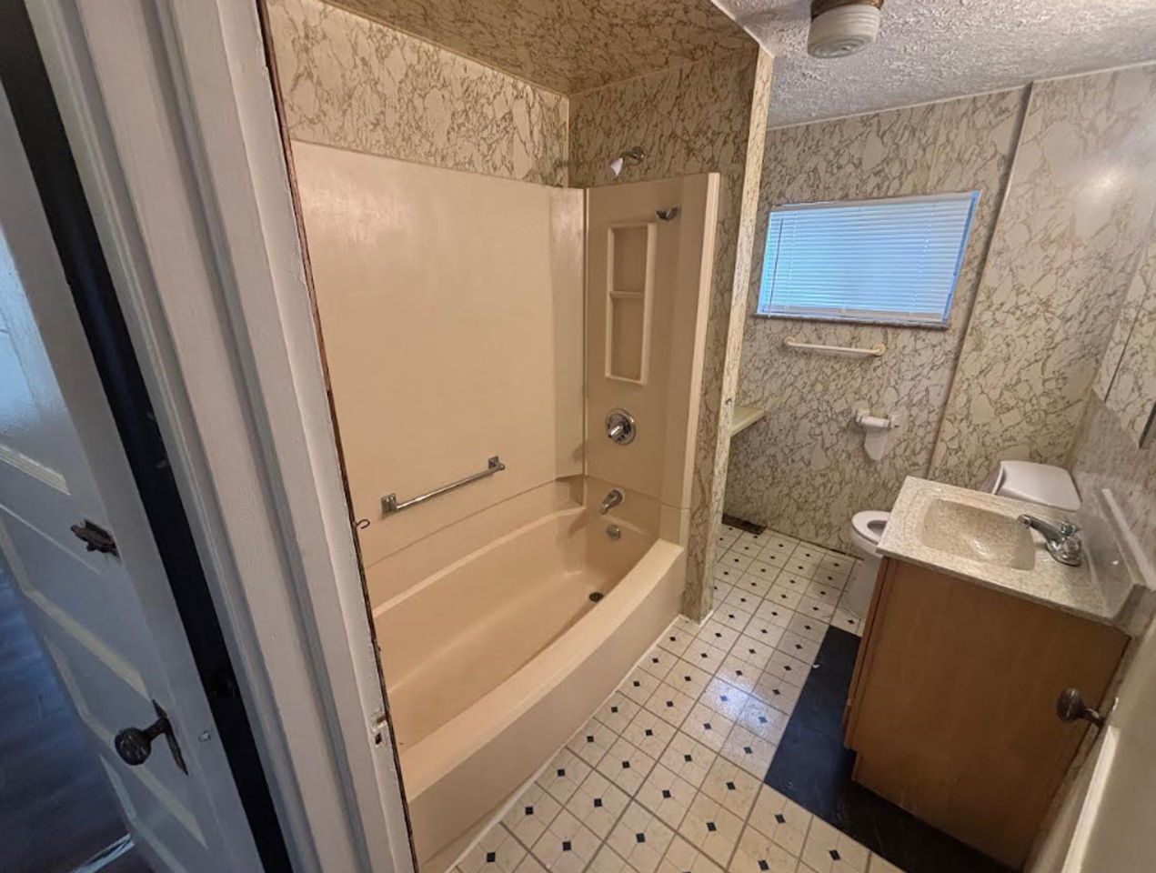 147 W Crosier St - Photo 3 of 6