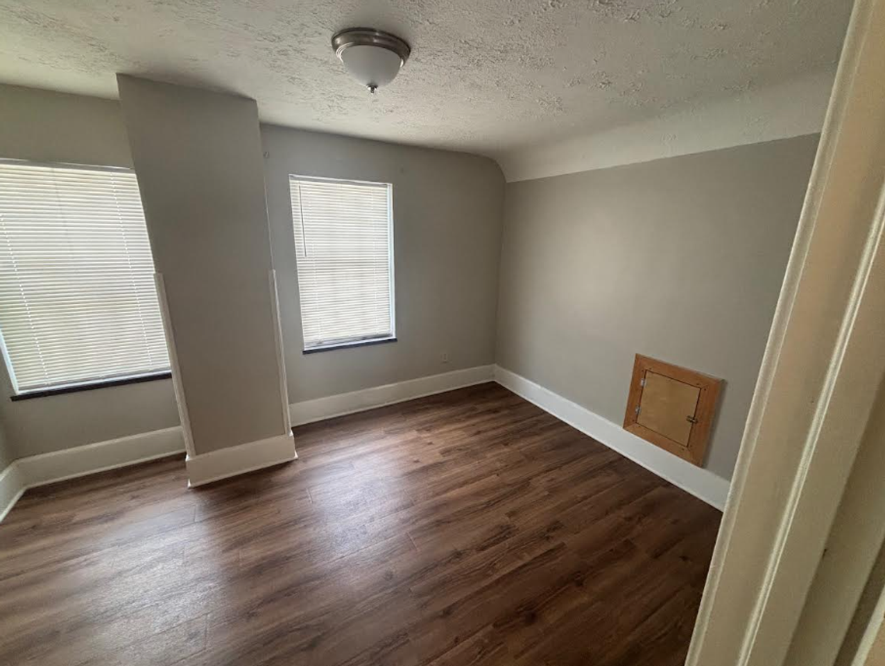 147 W Crosier St - Photo 4 of 6