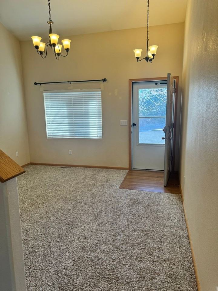 4716 Spur Dr - Photo 3 of 32