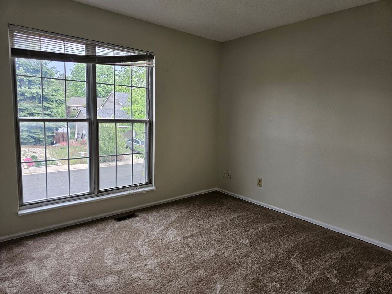 710 Snowberry Ct - Photo 4 of 21