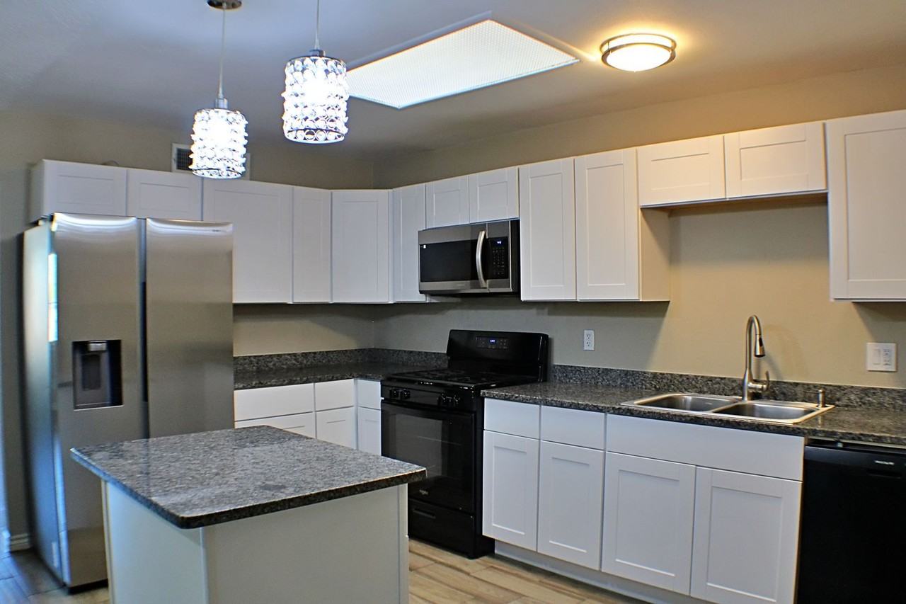 10125 Potomac St - Photo 7 of 20