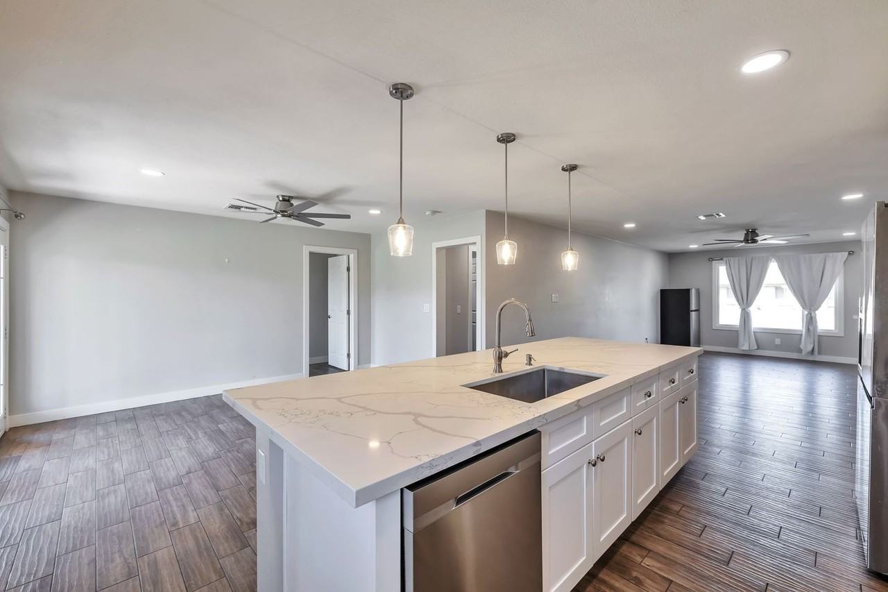 2625 S Jentilly Ln - Photo 7 of 30