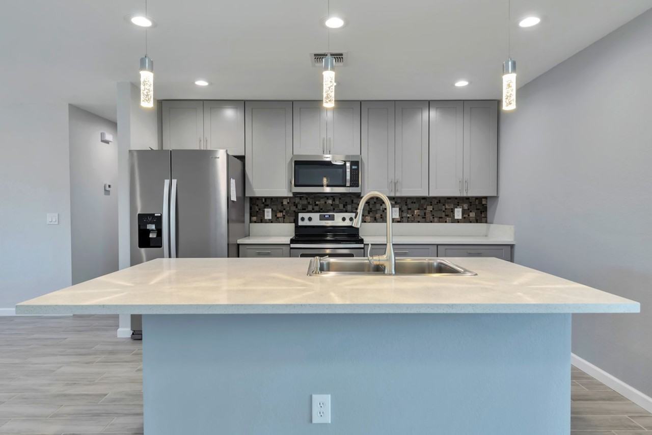 910 E Loyola Dr - Photo 5 of 25