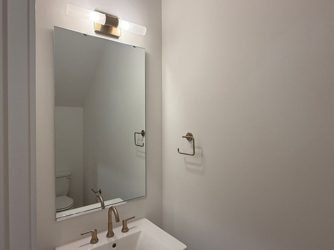 612 Ambassador St - Photo 3 of 24