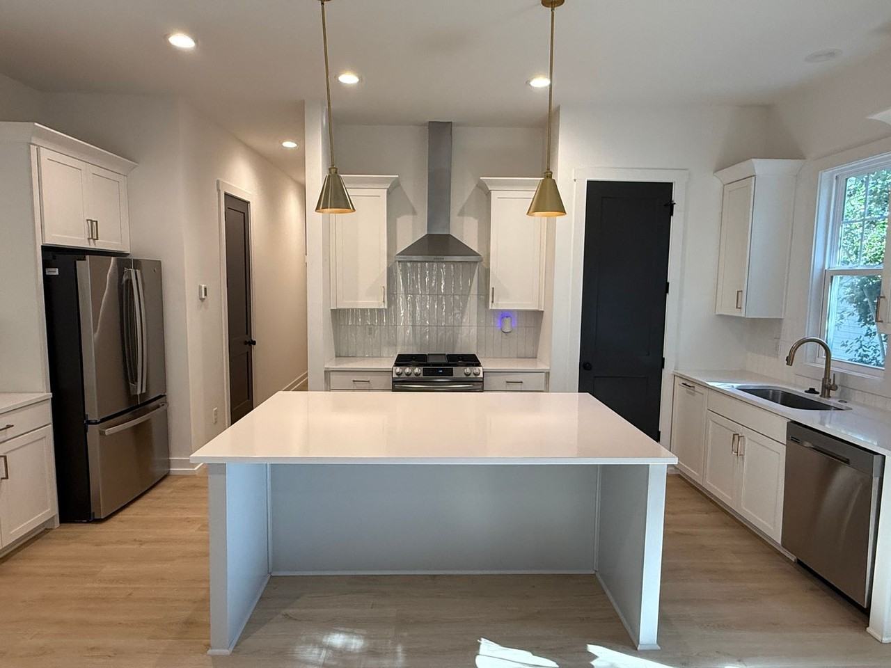 612 Ambassador St - Photo 4 of 24