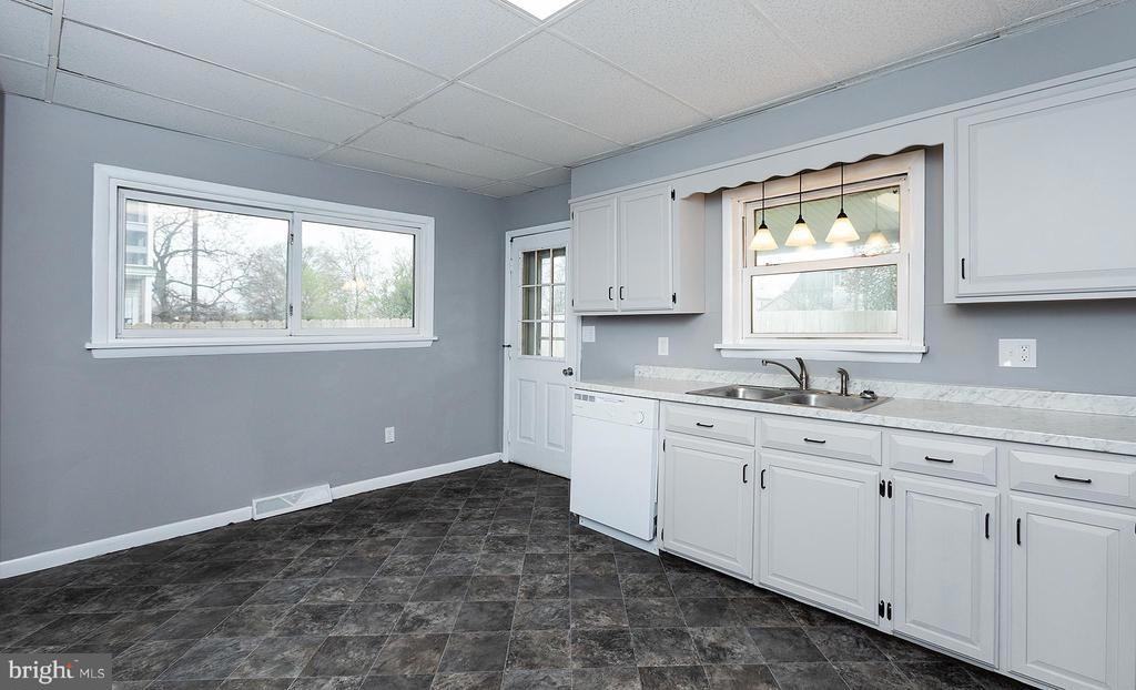 323 Penn St - Photo 4 of 24