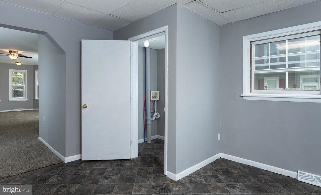 323 Penn St - Photo 6 of 24