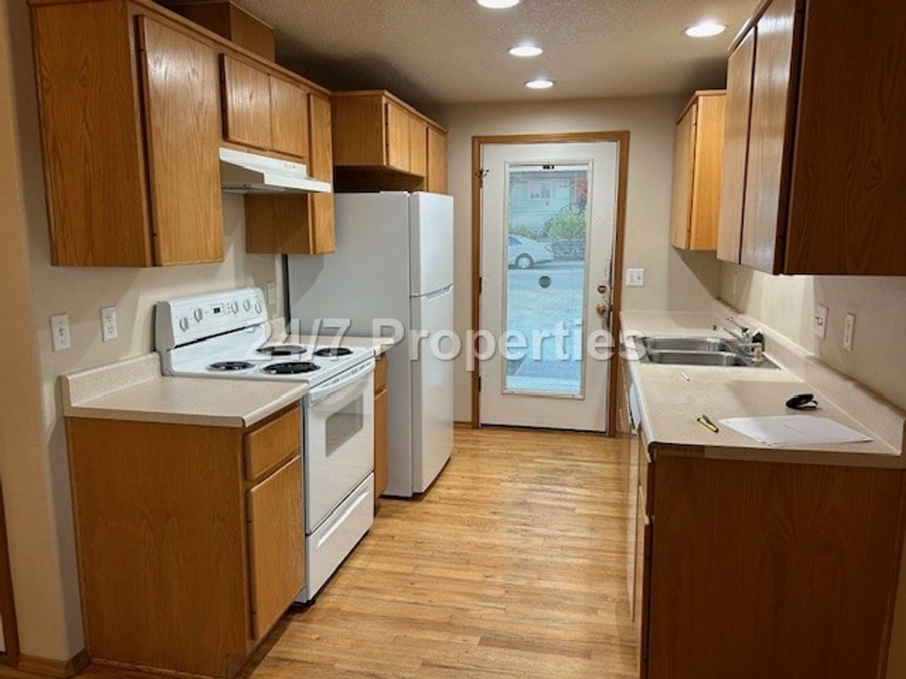 445 E Gloucester St - Photo 4 of 12