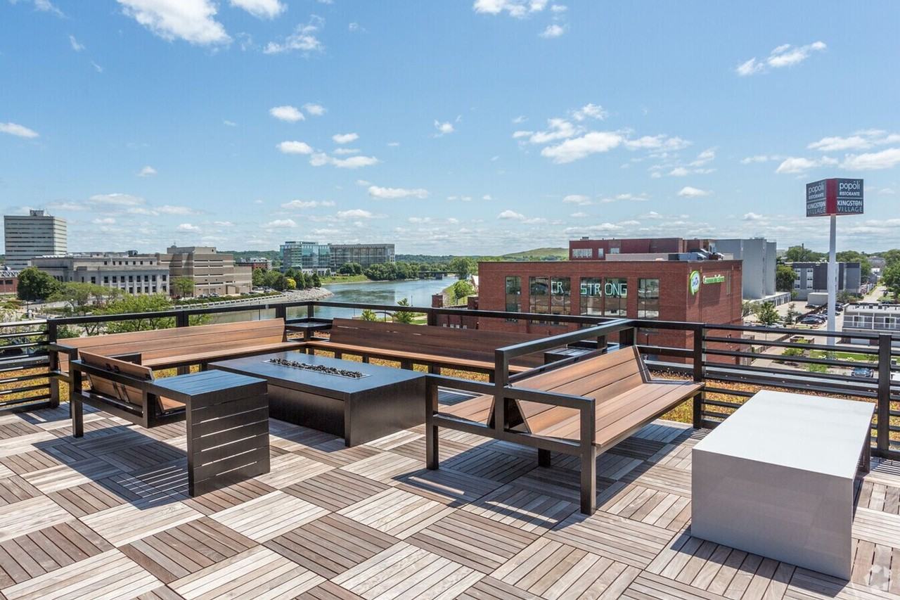 245 Kingston Cedar Rapids - Photo 3 of 10