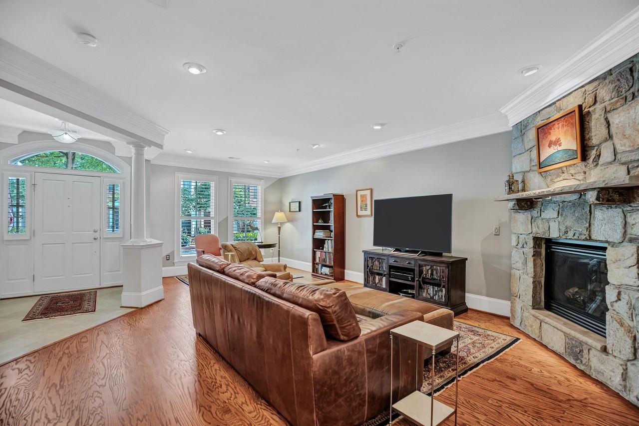 708 Day Ln - Photo 3 of 32