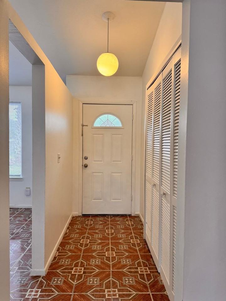 516 Aquatic Dr - Photo 2 of 15