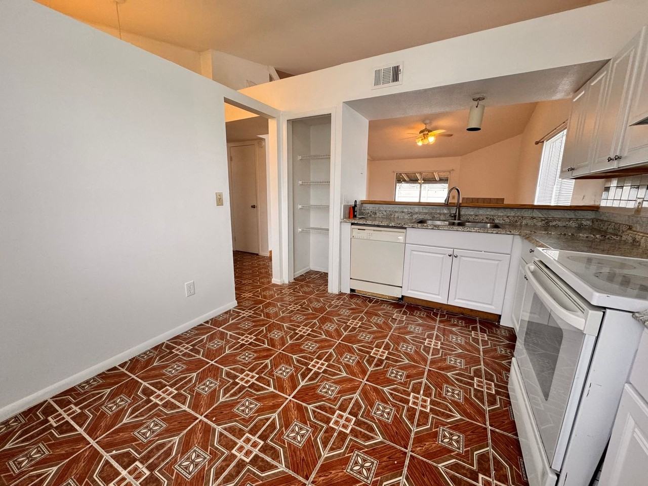 516 Aquatic Dr - Photo 3 of 15