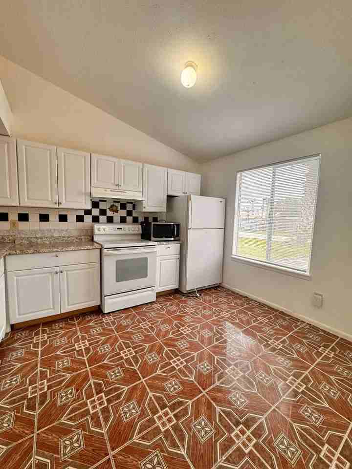 516 Aquatic Dr - Photo 4 of 15