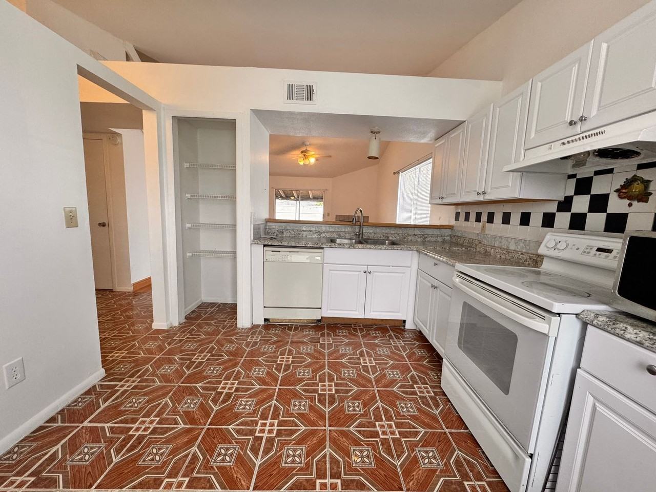 516 Aquatic Dr - Photo 5 of 15