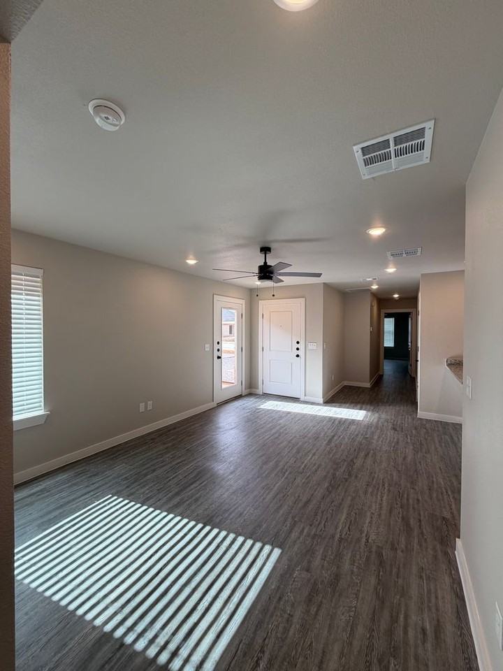 3066 Glennster St - Photo 3 of 16