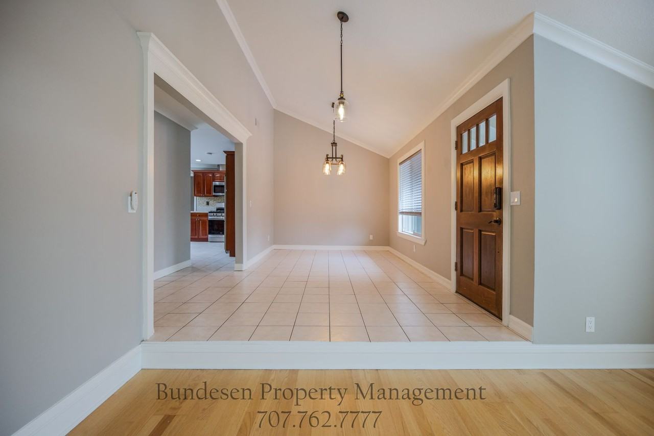 746 Bonnie Ave - Photo 3 of 17