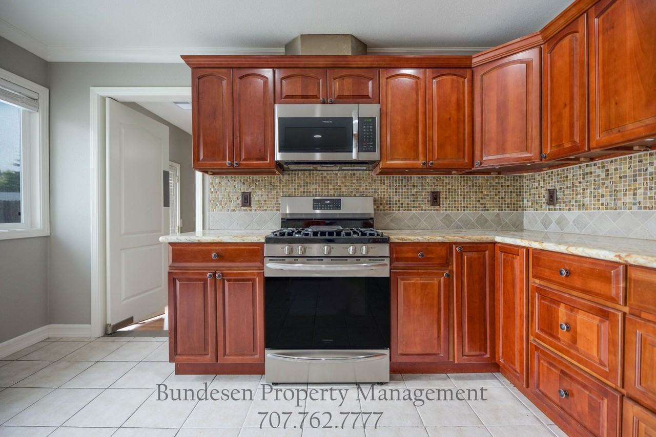 746 Bonnie Ave - Photo 6 of 17