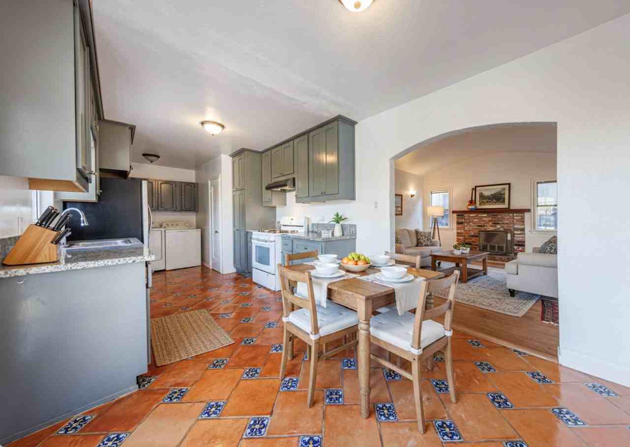 2100 Barclay St - Photo 5 of 36