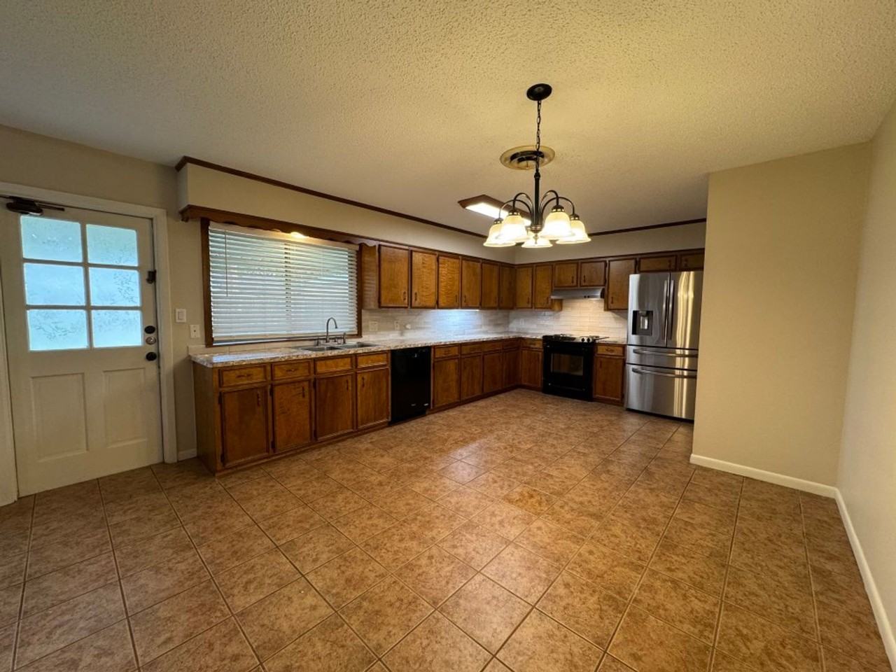 206 Timberlane Dr - Photo 4 of 10