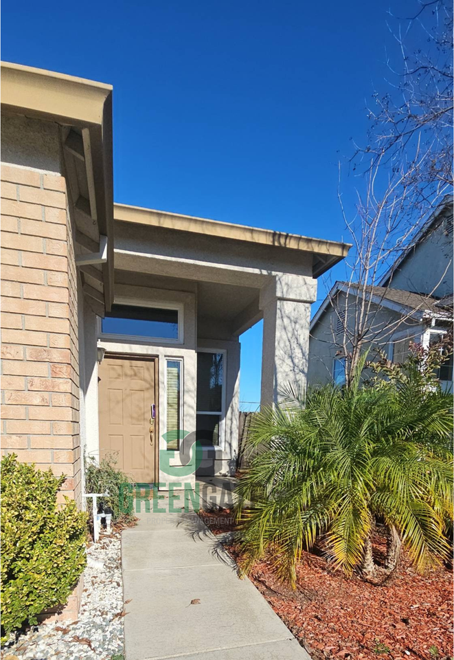 433 Montclair Ln - Photo 4 of 50