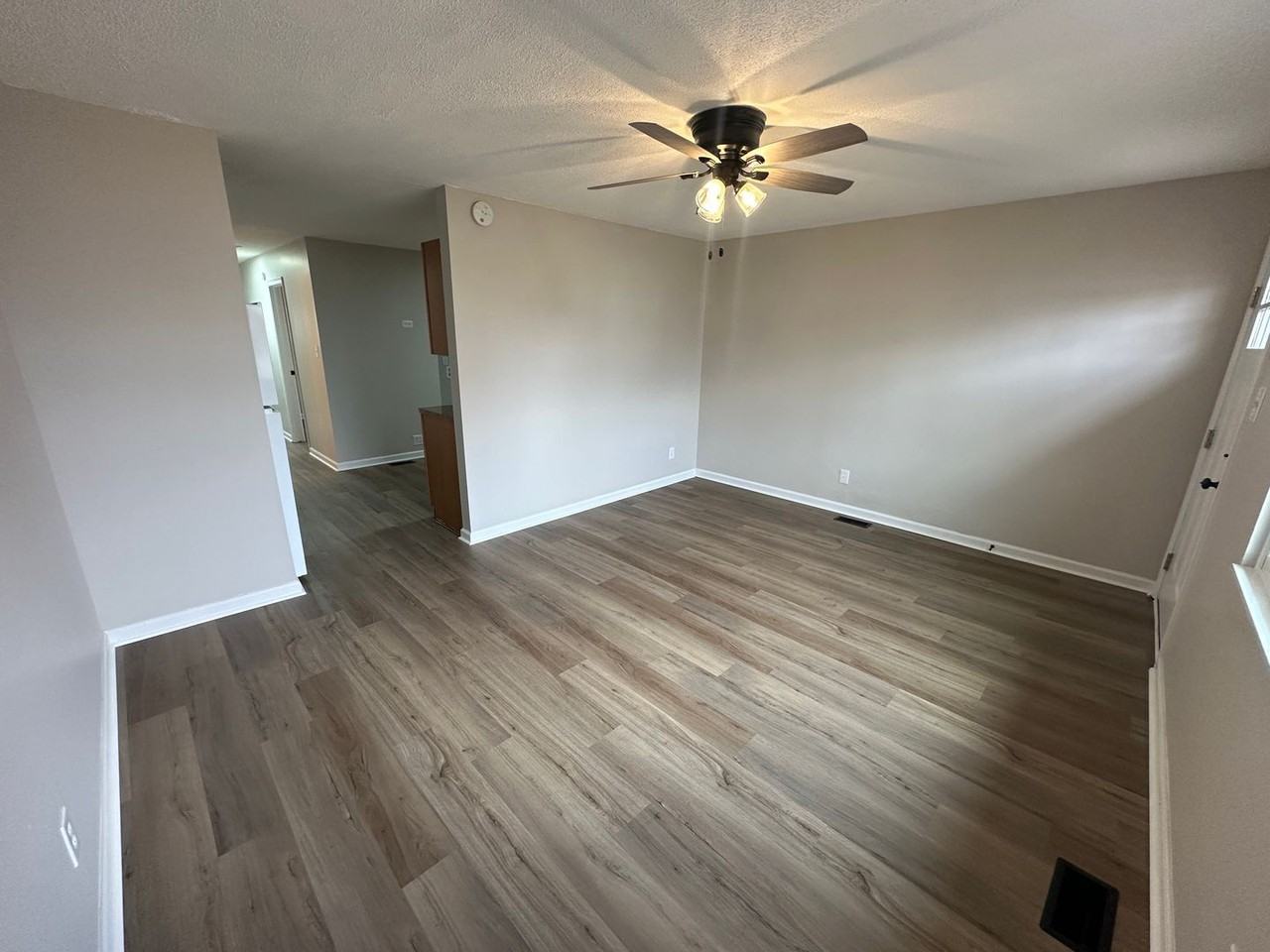 501 E Pearl St - Photo 4 of 17