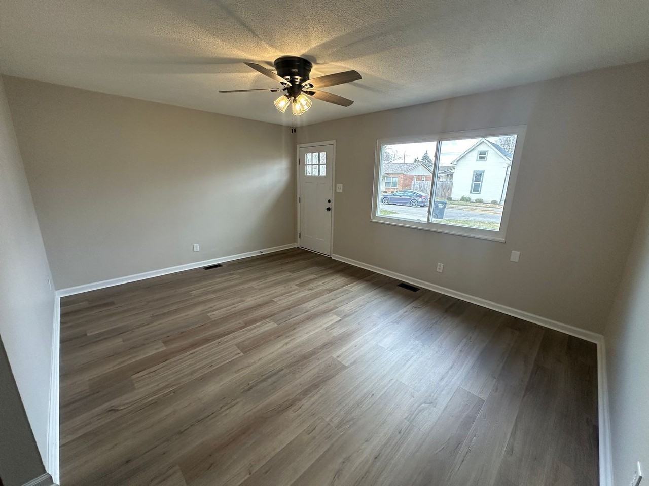 501 E Pearl St - Photo 5 of 17