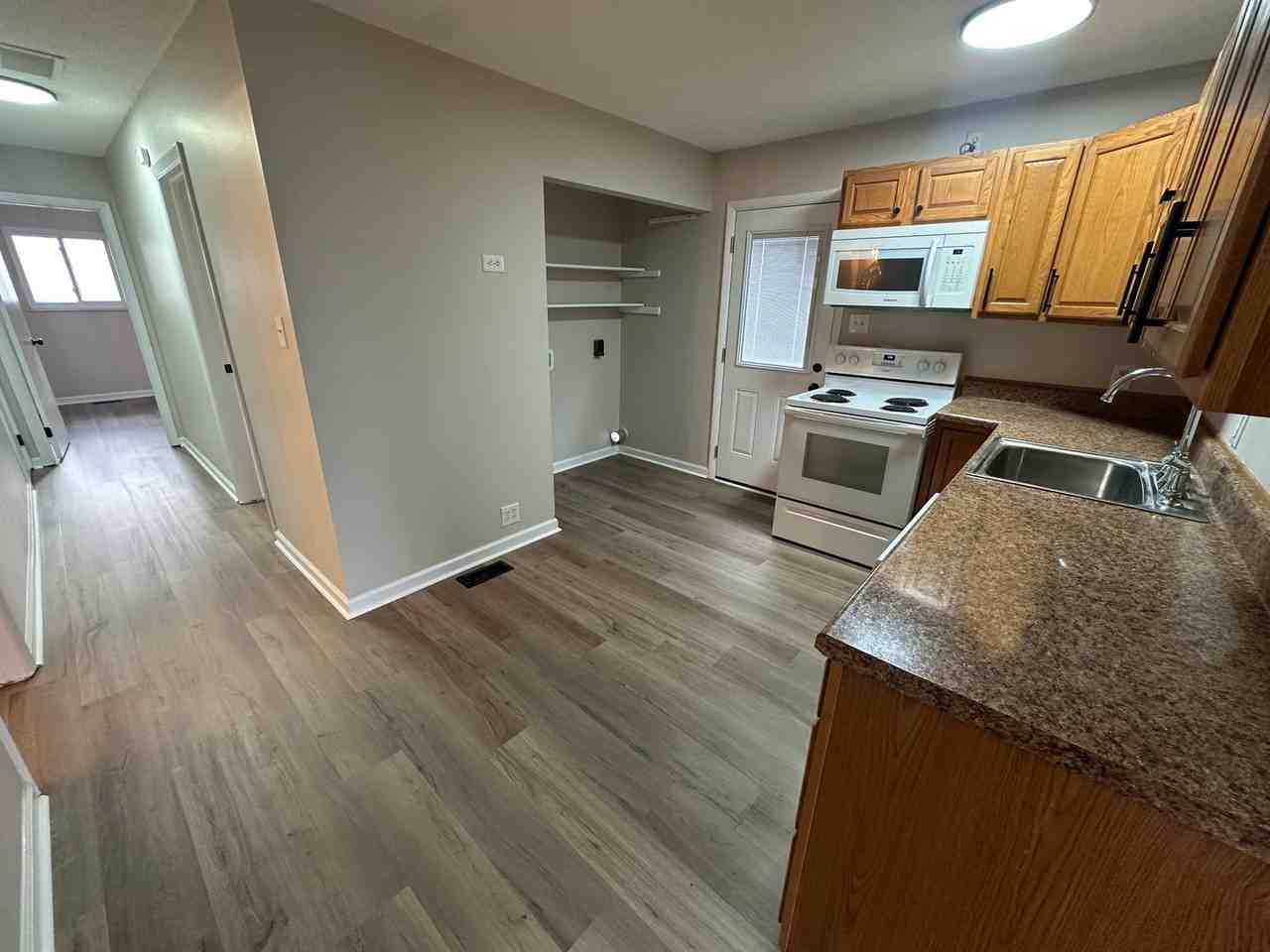 501 E Pearl St - Photo 6 of 17