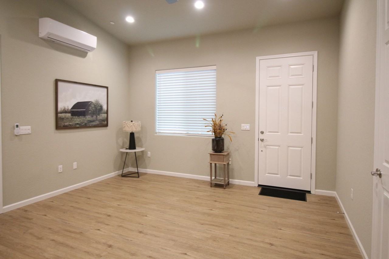 6010 E Sussex Way - Photo 3 of 7