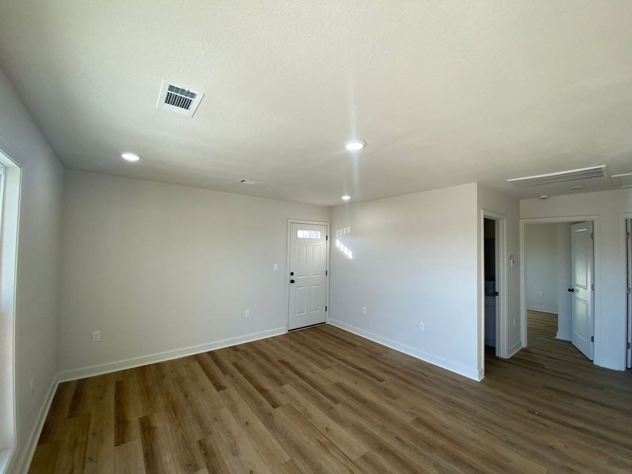 2110 Clark St - Photo 4 of 10