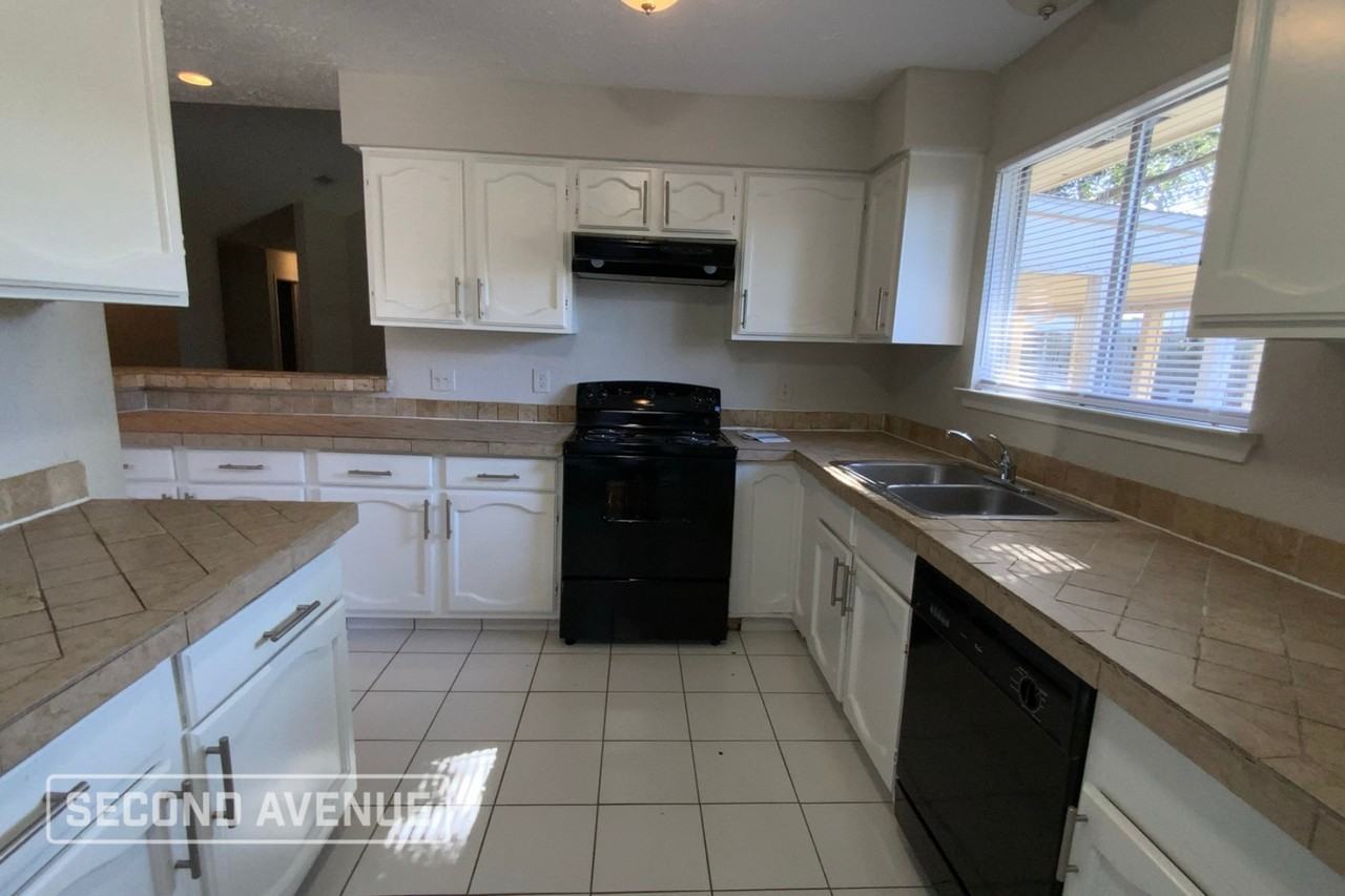 15907 Wingdale Dr - Photo 4 of 17