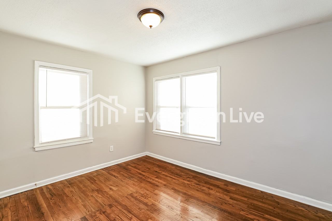 7409 Walrond Ave - Photo 4 of 15