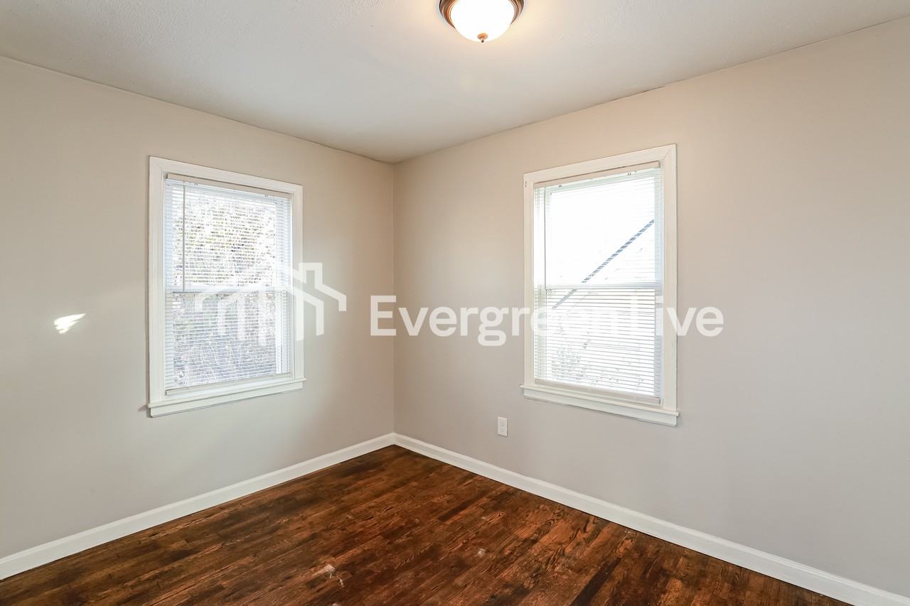 7409 Walrond Ave - Photo 5 of 15