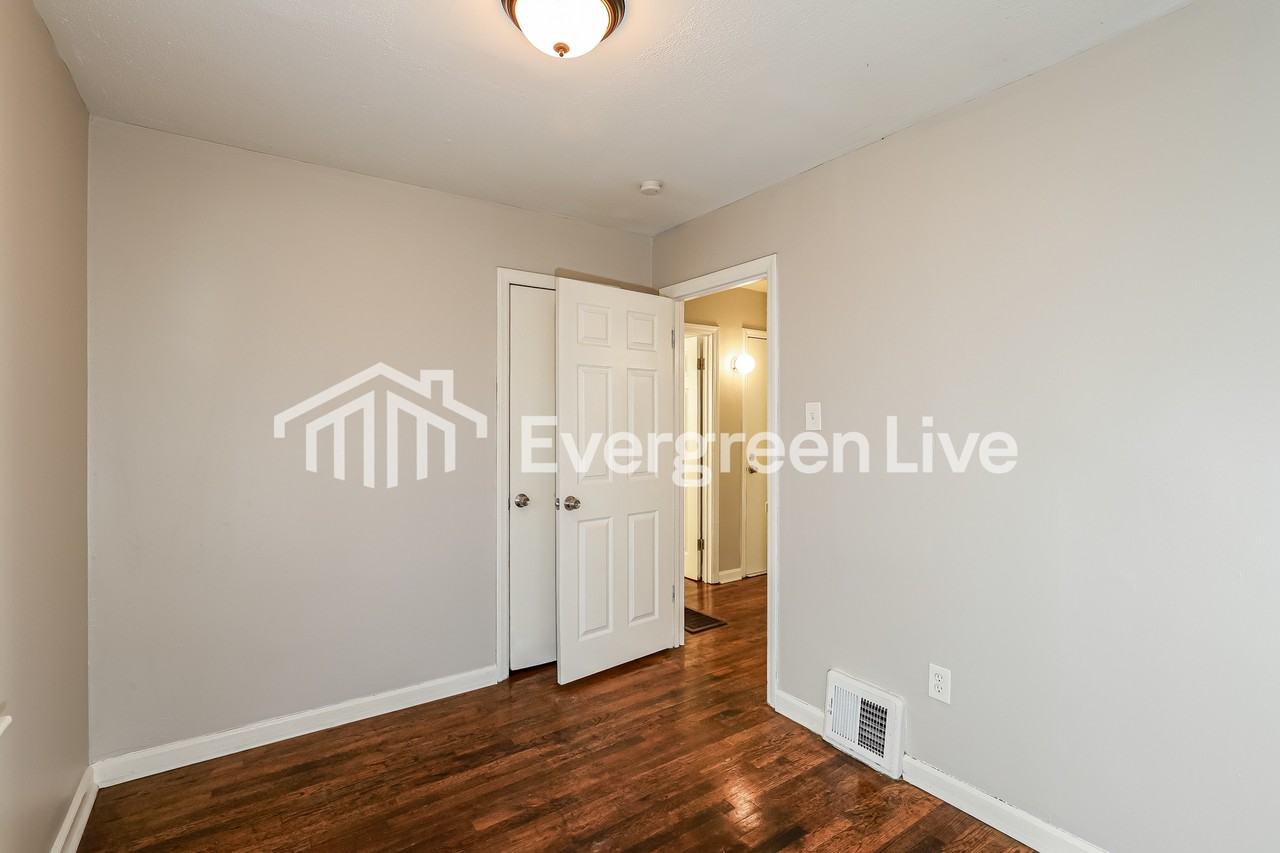 7409 Walrond Ave - Photo 6 of 15