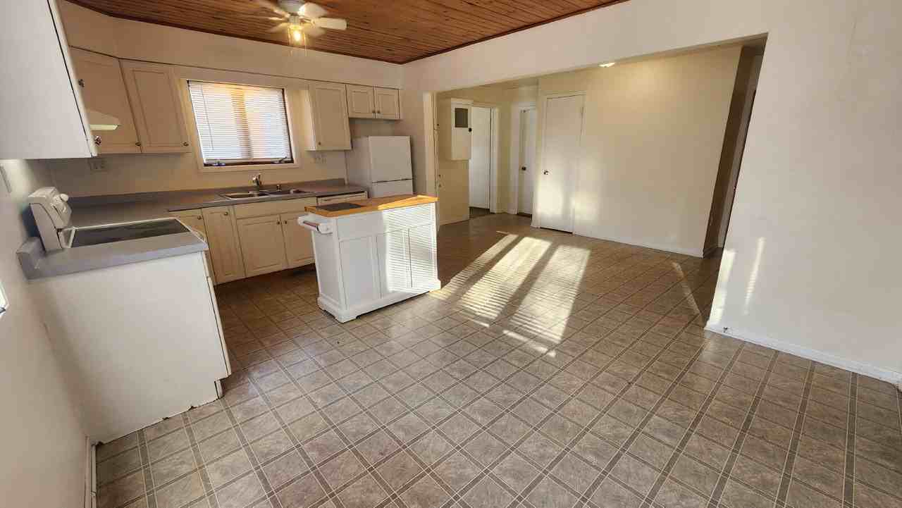 1533 9th St - Photo 3 of 26