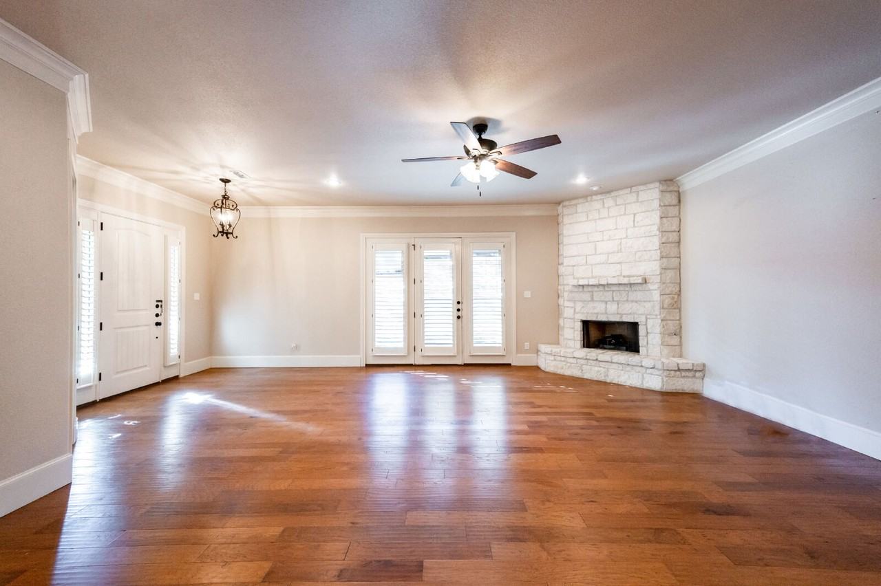 4402 108th St - Photo 4 of 20