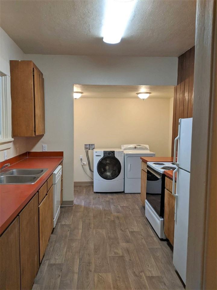 1211 Mill St - Photo 4 of 10