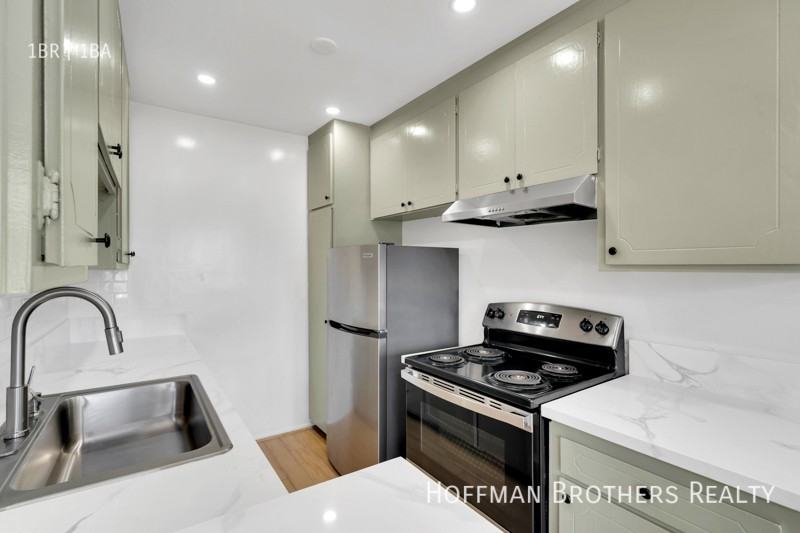 200 N Oxford Ave #11 - Photo 2 of 15