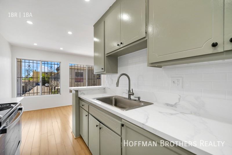 200 N Oxford Ave #11 - Photo 3 of 15