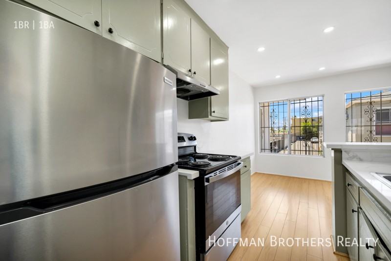 200 N Oxford Ave #11 - Photo 4 of 15