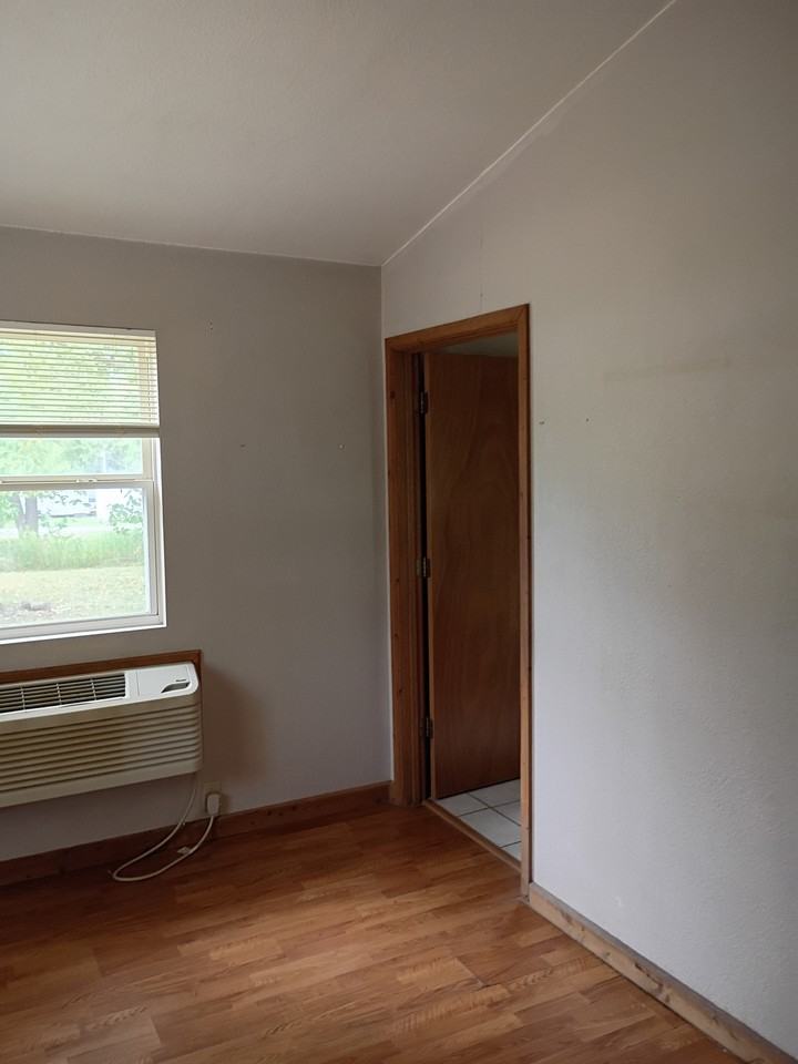 295 W Ellis St #7 - Photo 2 of 5