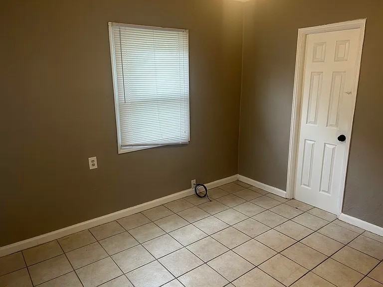 284 W Wood St - Photo 2 of 5