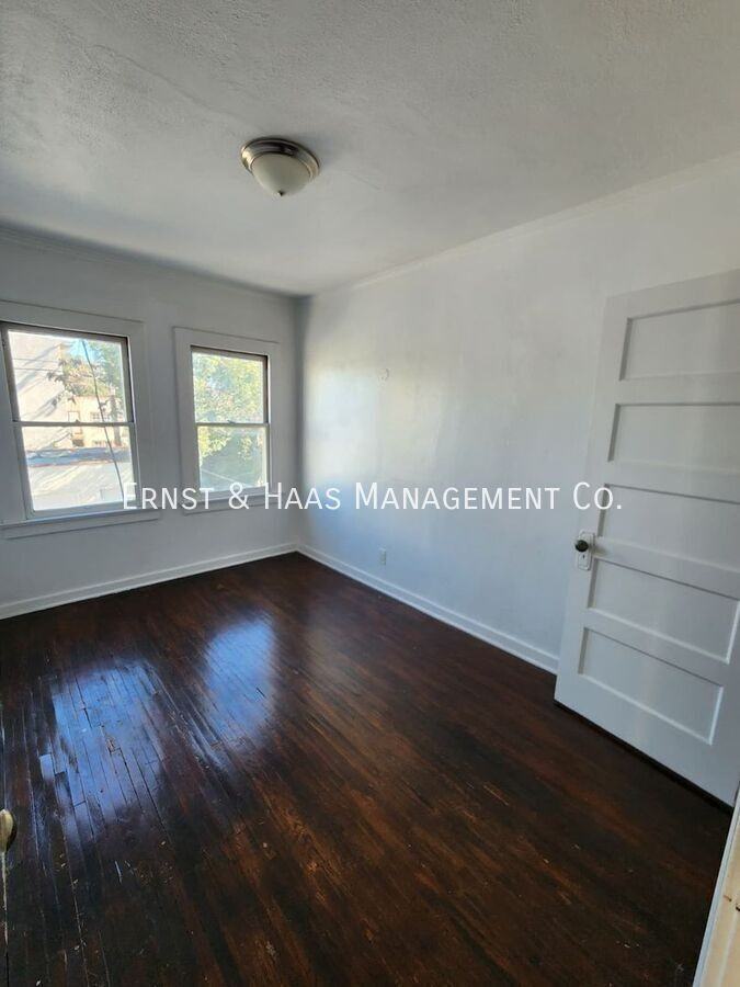 528 N Kenmore Ave - Photo 4 of 12