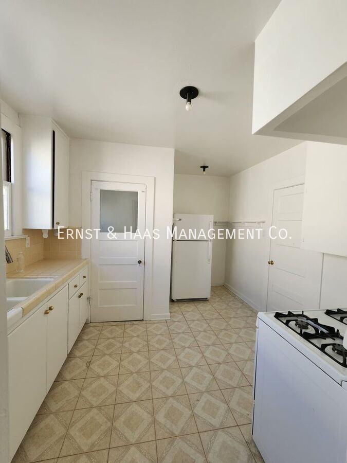 528 N Kenmore Ave - Photo 6 of 12