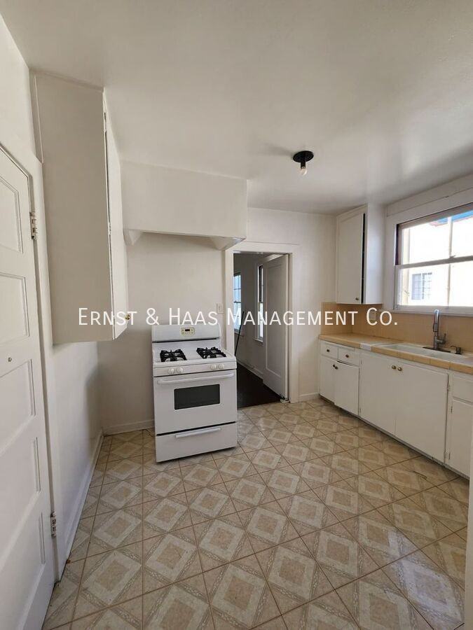 528 N Kenmore Ave - Photo 5 of 12